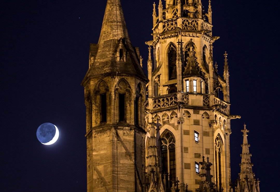 Beschreibung Mond hinter Rathaus