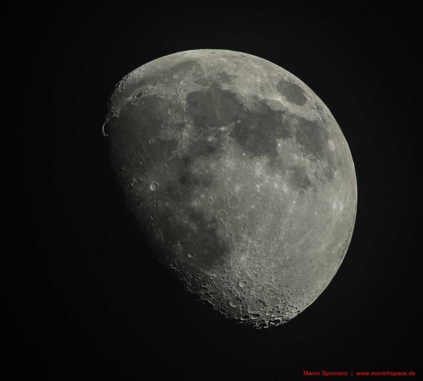 Mond mit Goldenem Henkel