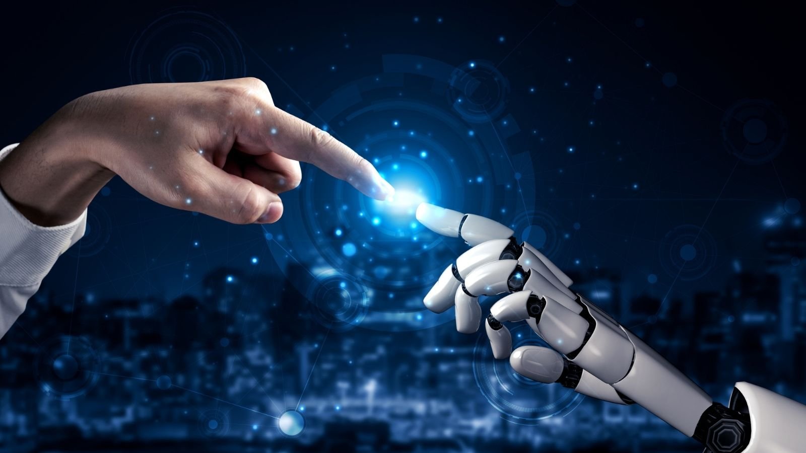 Eine Roboterhand und eine Menschenhand berühren sich mit dem Zeigefinger